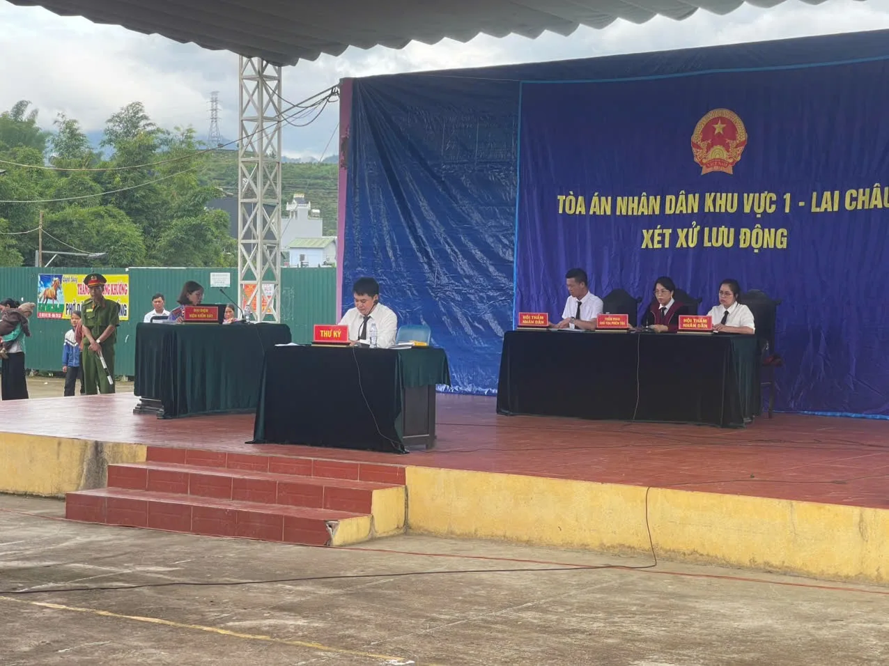Công an phường Tân Phong bảo đảm an ninh, trật tự phục vụ phiên tòa xét xử lưu động các vụ án về ma túy.