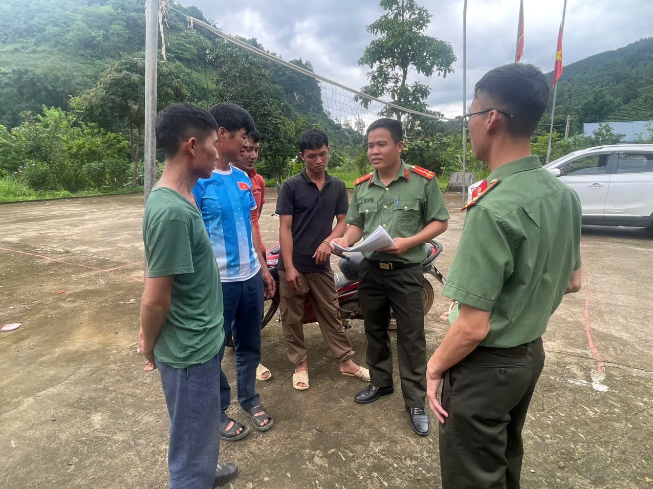 Cán bộ Công an xã trực tiếp cán bộ chiến sĩ đã trực tiếp gặp gỡ bà con tại các điểm sinh hoạt cộng đồng để tuyên truyền các phương thức thủ đoạn của tội phạm.