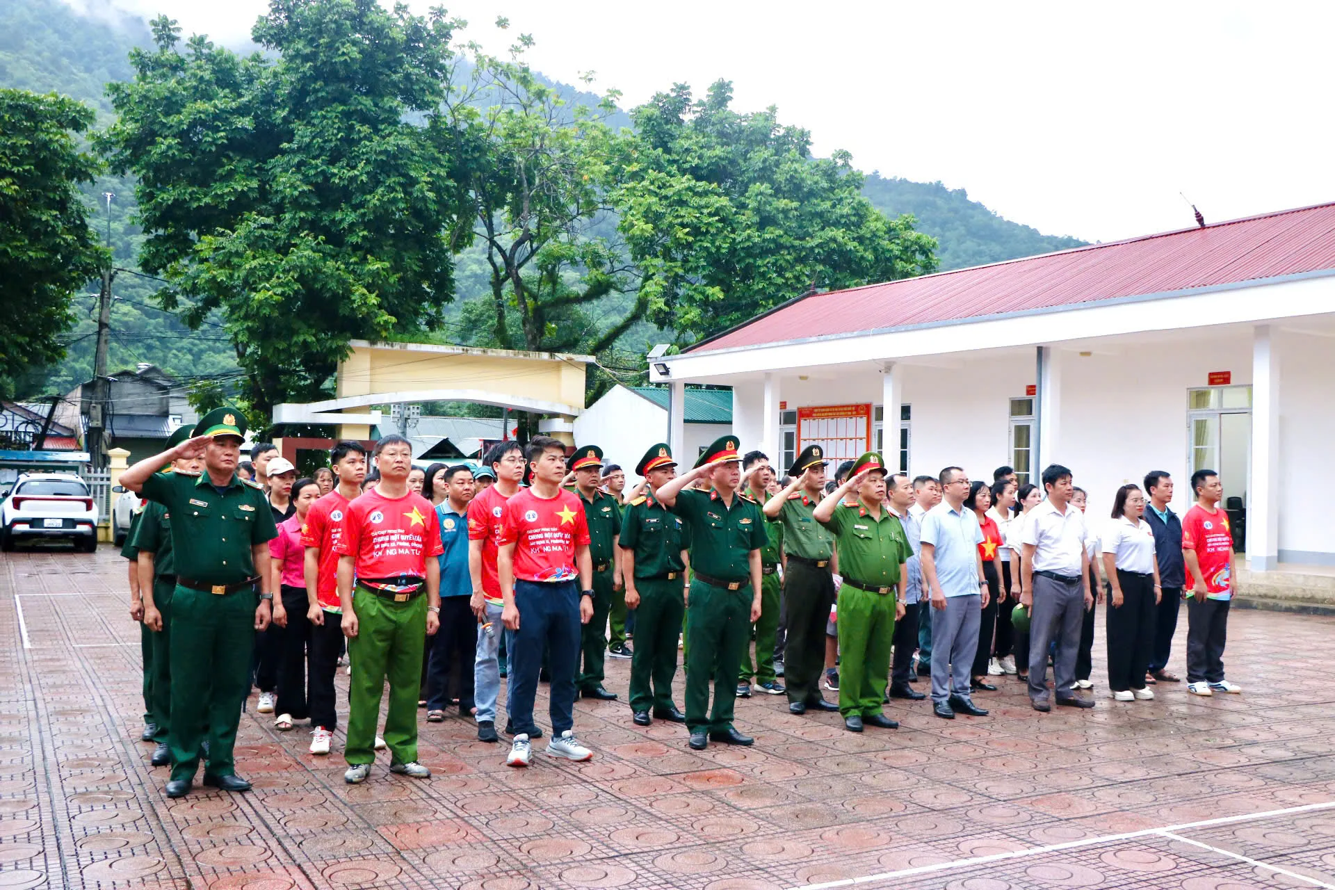 Các lực lượng tham dự lễ mít tinh thực hiện nghi lễ chào cờ