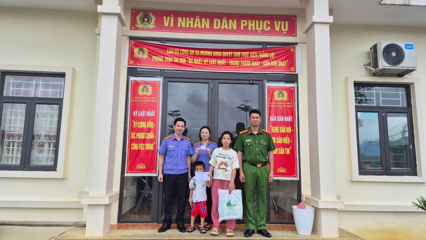Công an xã Mường Khoa tận tâm hỗ trợ học sinh vùng cao hoàn thiện thủ tục cấp căn cước