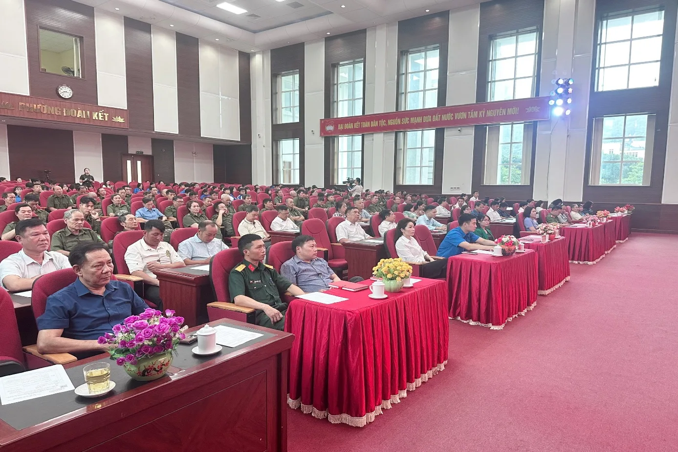 Công an phường Đoàn Kết phối hợp tổ chức phong trào mùa hè số cùng VNEID đẩy mạnh kích hoạt định danh điện tử mức độ 2.