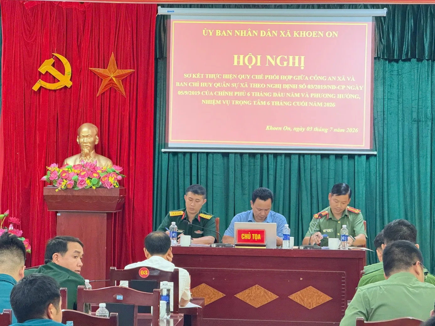 Công an xã Khoen On: tổ chức Hội nghị giao ban Quy chế phối hợp Công an - Quân sự và công bố quyết định kiện toàn Tổ bảo vệ ANTT ở cơ sở.