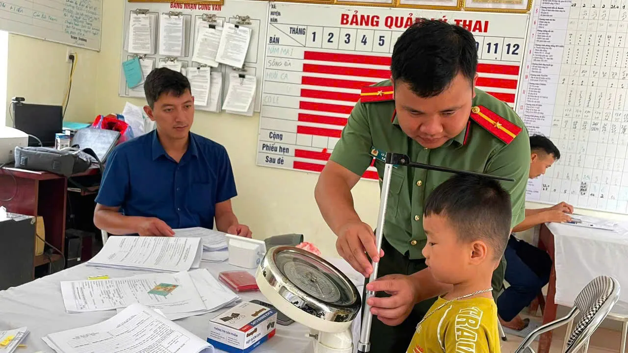 Công an xã Nậm Mạ phối hợp tổ chức khám sức khỏe định kỳ cho nhân dân trên địa bàn xã.