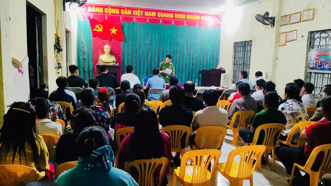 Công an xã Khun Há tổ chức tuyên truyền, phổ biến các điểm mới của luật trật tự, an toàn giao thông đường bộ cho hơn 200 người dân tại bản Nậm Đích.