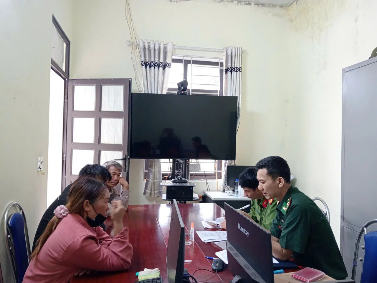 Công an xã Mù Cả xử phạt trường hợp nhập cảnh trái phép, khuyến cáo người dân chấp hành quy định pháp luật về xuất nhập cảnh.