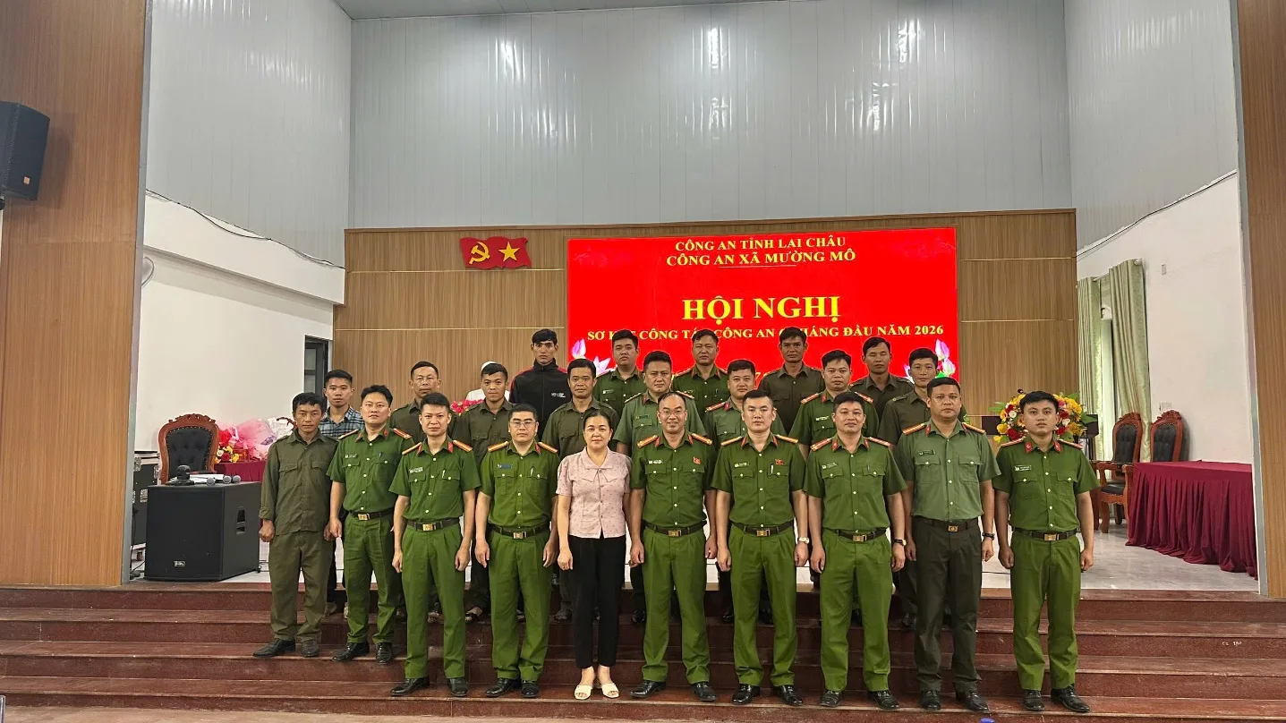 A group of people in uniform

Description automatically generated