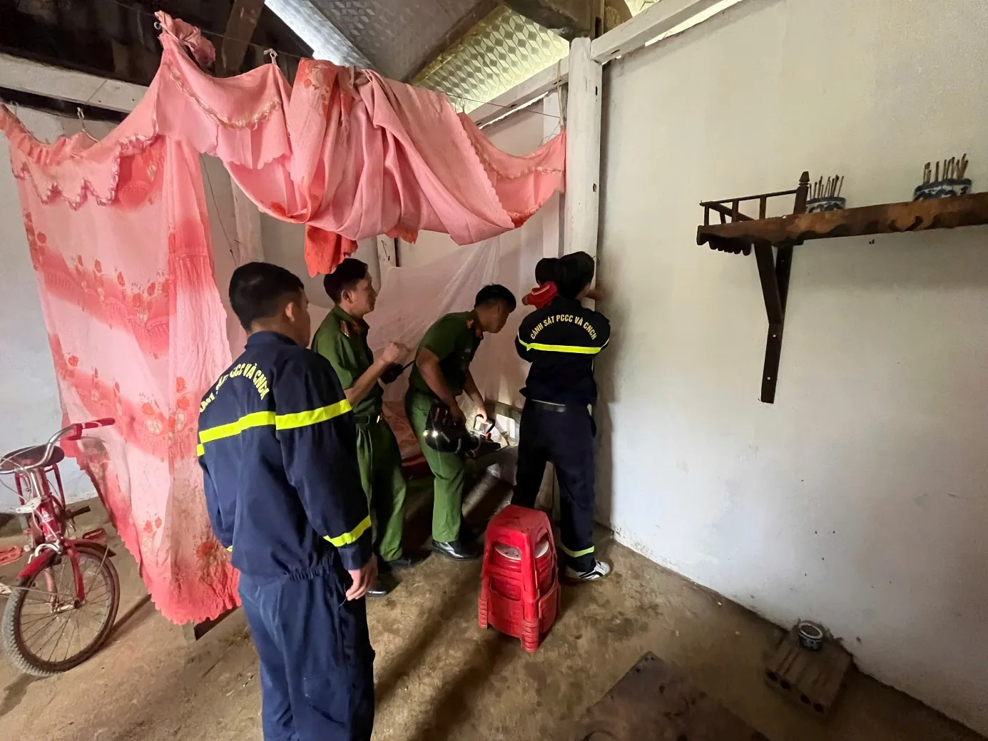 Lực lượng Cảnh sát PCCC và CNCH sử dụng thiết bị chuyên dụng để giải cứu cháu bé bị mắc kẹt