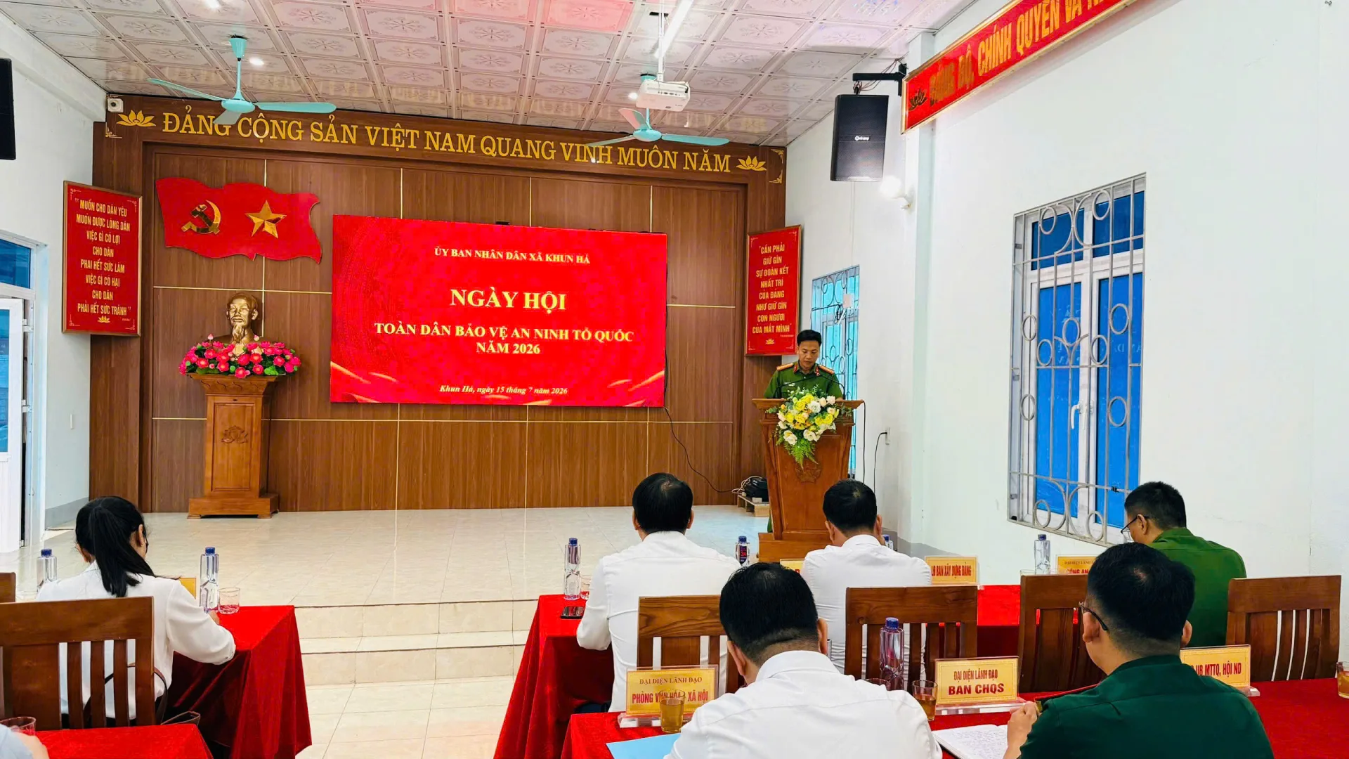 Đại diện Công an xã báo cáo kết quả công tác phong trào toàn dân BVANTQ trong thời gian qua tại ngày hội