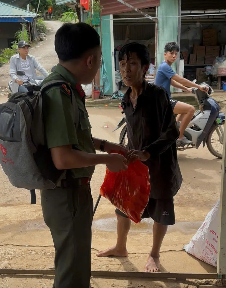 Đồng chí Thượng úy Giàng A Phừ trao tặng món quà nhỏ cho người yếu thế