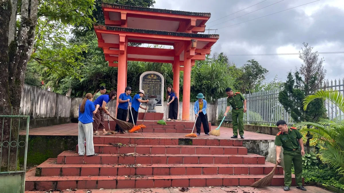 Ra quân tổng dọn vệ sinh môi trường tại Nghĩa trang liệt sĩ Ka Lăng và các tuyến đường trung tâm xã