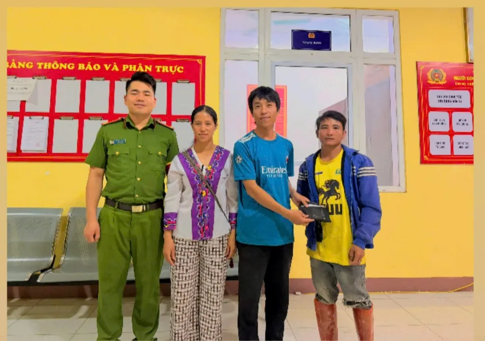 Công an xã Than Uyên cùng vợ chồng anh Hờ A Tu trao trả tài sản cho người đánh rơi