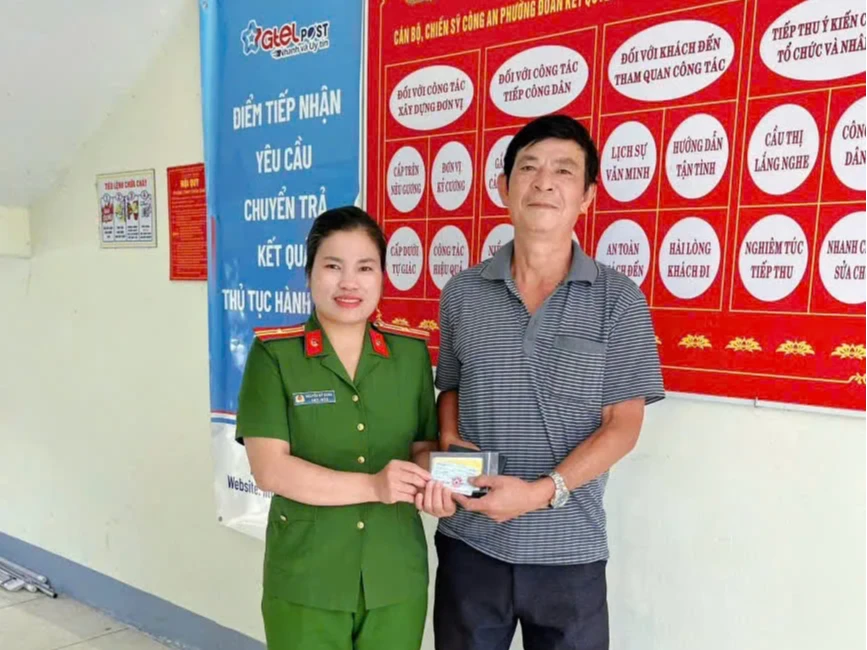 Công an phường Đoàn Kết trao trả tài sản cho người dân đánh rơi, lan toả hình ảnh đẹp vì nhân dân phục vụ.