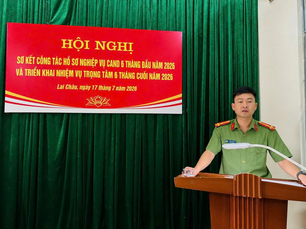 Đồng chí Thượng tá Trần Ngọc Hà, Trưởng phòng Hồ sơ nghiệp vụ phát biểu đáp từ, tiếp thu ý kiến chỉ đạo của lãnh đạo Công an tỉnh.