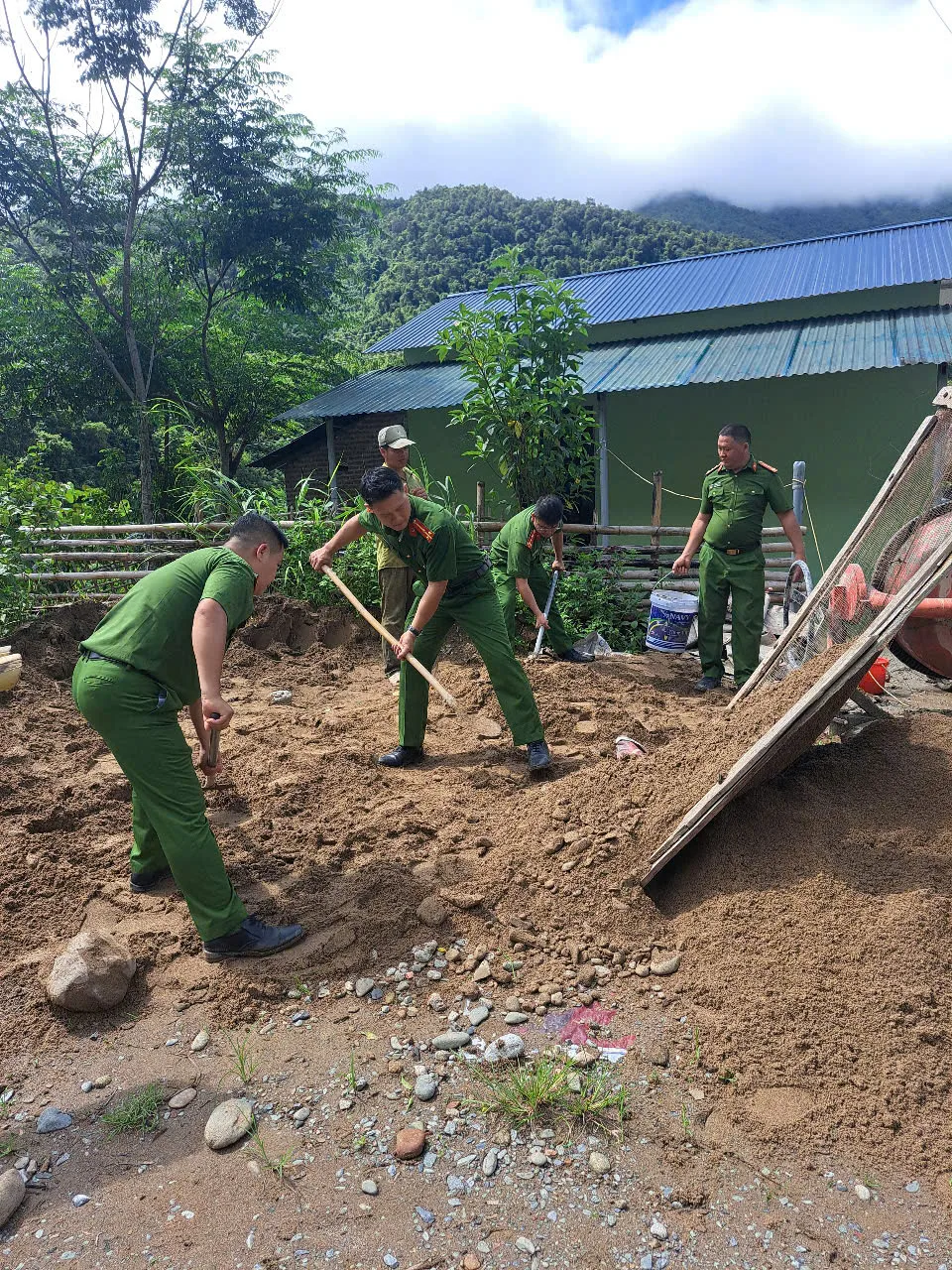 Hưởng ứng ngày 27/7 Công an xã Bum Nưa tham gia hỗ trợ gia đình chính sách hoàn thiện xây dựng nhà