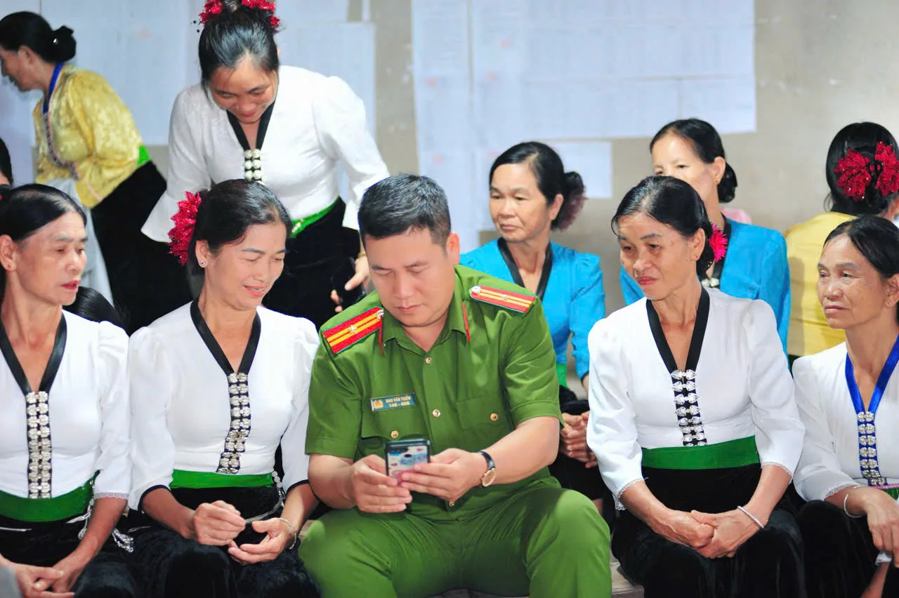 Công an xã Bum Nưa đẩy mạnh kích hoạt định danh điện tử mức độ 2 cho người dân ngay tại các buổi họp bản