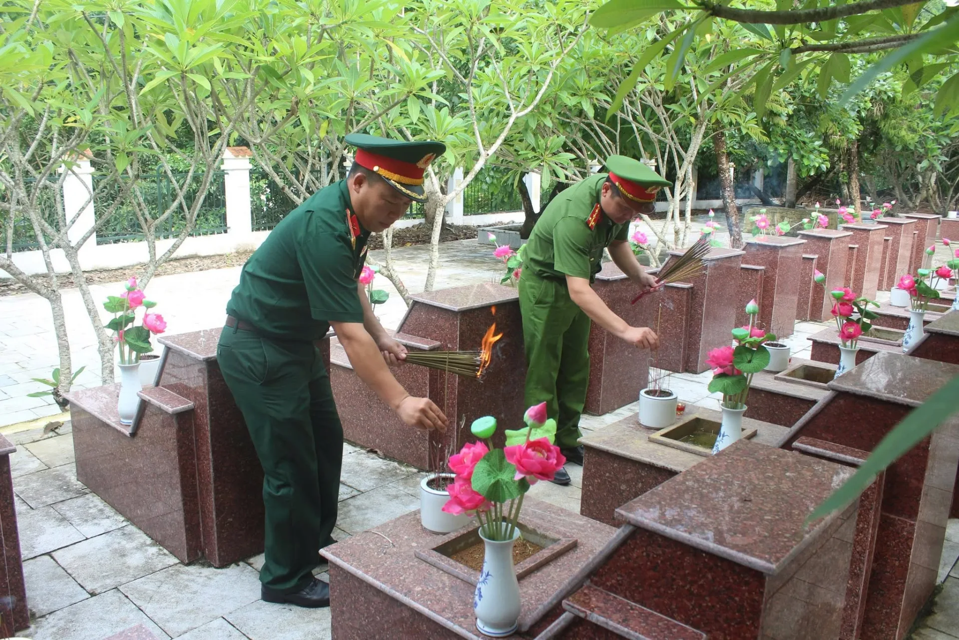 Các đồng chí lực lượng vũ trang xã Lê Lợi tiến hành dâng hương
