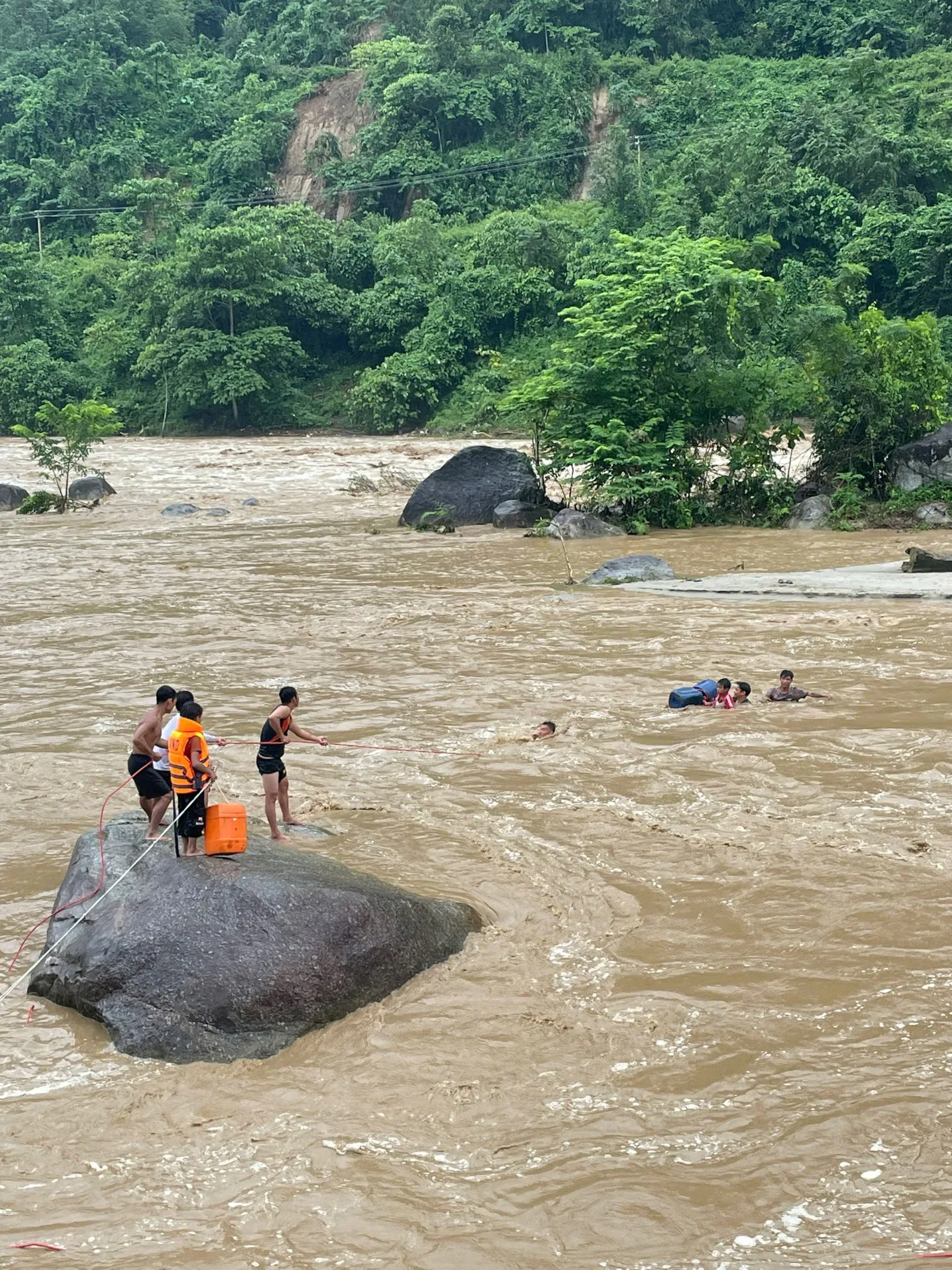 Công an xã Bum Nưa phối hợp Đồn Biên phòng Pa Vệ Sử giải cứu thành công 03 cháu bé giữa dòng lũ.
