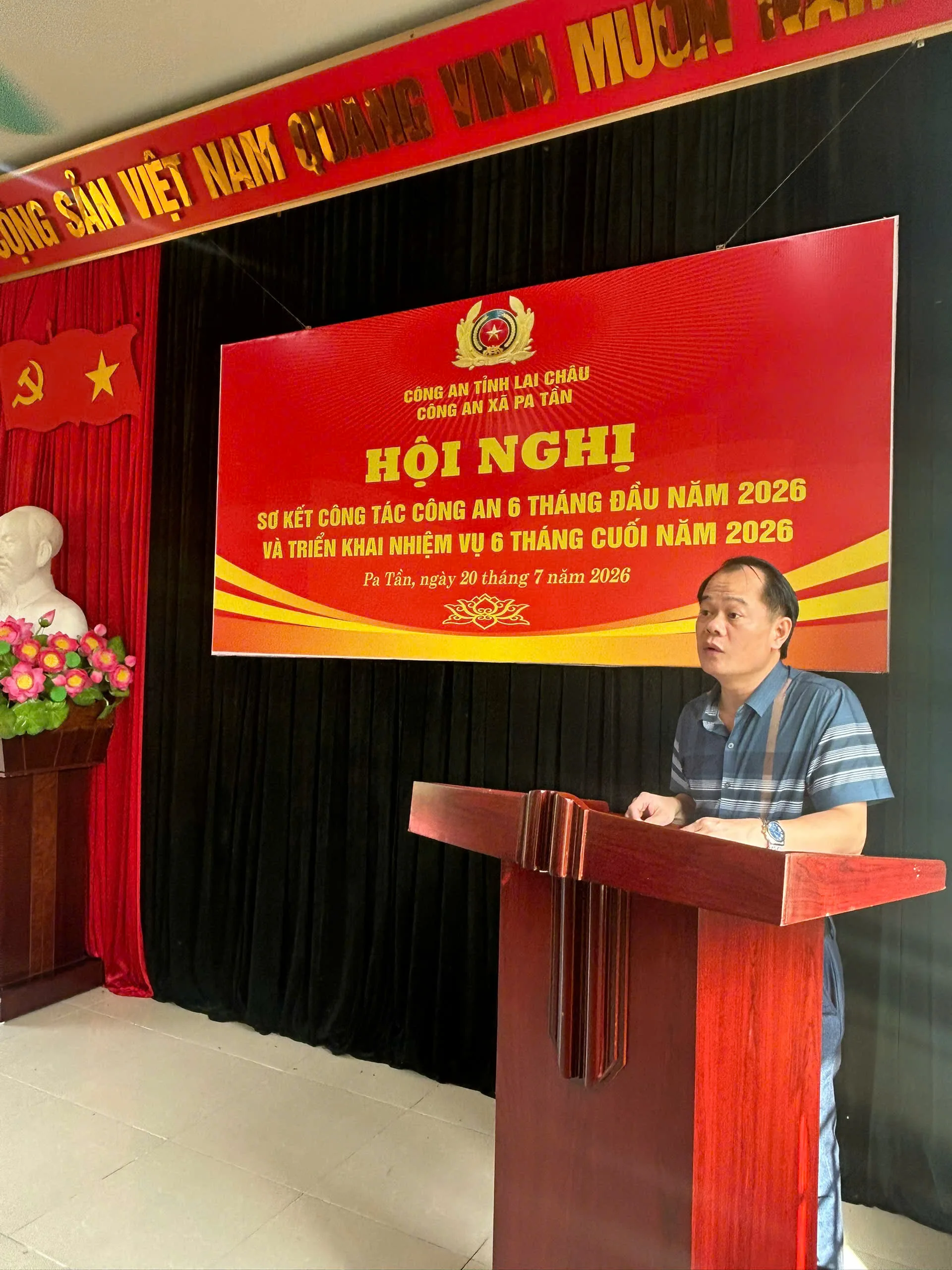 Đồng chí Lầu A Tình – Phó Bí thư thường trực Đảng ủy xã phát biểu chỉ đạo tại hội nghị