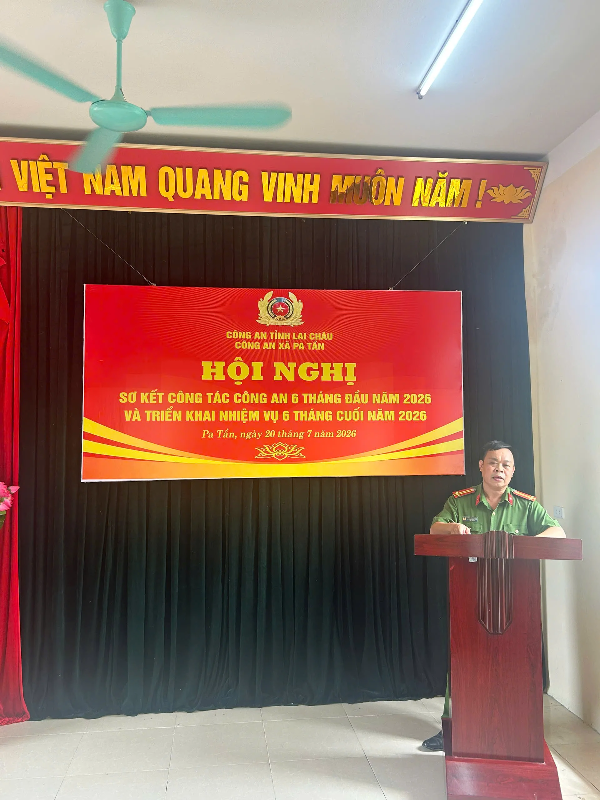 Đồng chí Trung tá Lường Mạnh Hùng – Phó trưởng Công an xã trình bày báo cáo 6 tháng đầu năm 2026