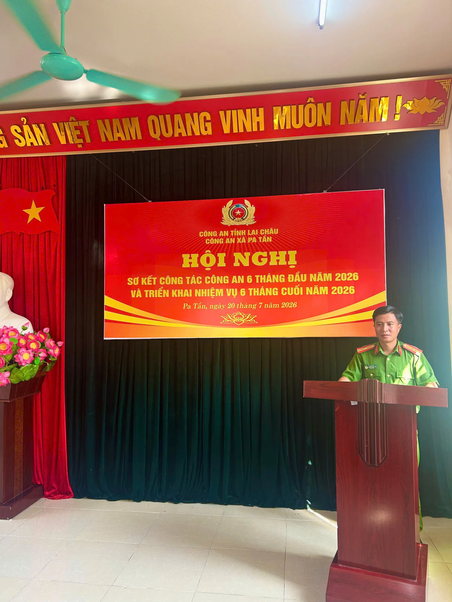 Đồng chí Thiếu tá Vũ Văn Quyết – Phó trưởng Công an xã điều hành tham luận