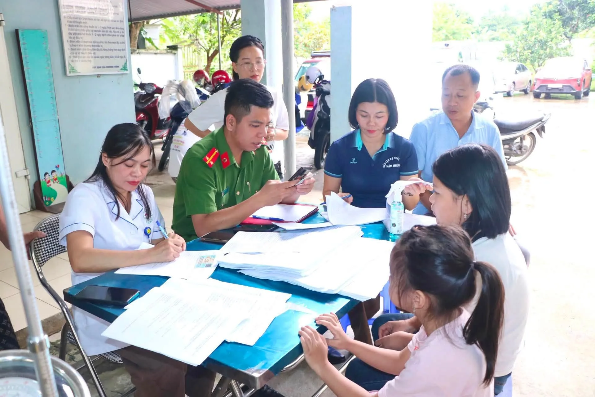 Công an xã Pa Tần tham gia phối hợp khám sức khỏe miễn phí cho nhân dân
