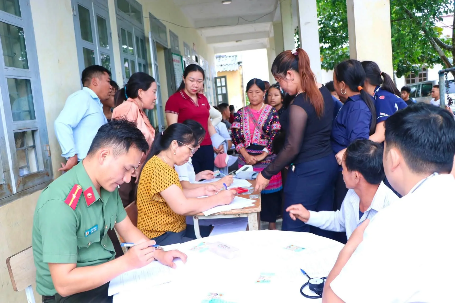 Nhân dân trên địa bàn xã Pa Tần đồng loạt hưởng ứng chiến dịch cao điểm, tham gia nhiệt tình việc khám sức khỏe định kỳ