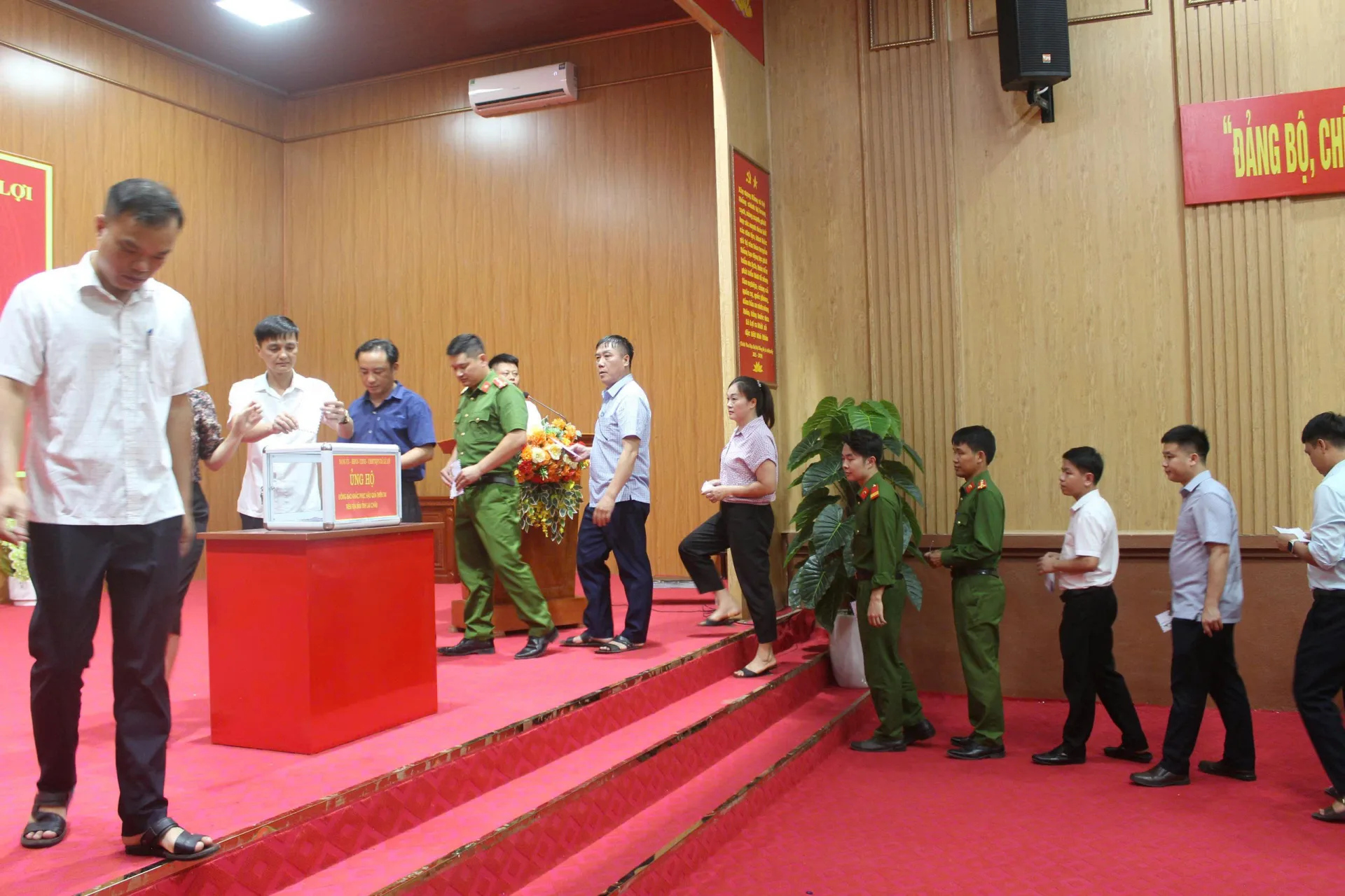 Các đồng chí lãnh đạo xã cùng cán bộ, công chức, viên chức, người lao động và lực lượng vũ trang trên địa bàn đã trực tiếp tham gia quyên góp, ủng hộ