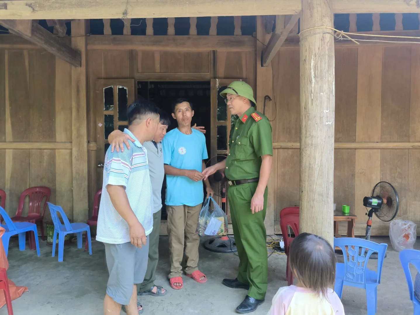 Mường Mô: Thăm hỏi gia đình thương binh, liệt sĩ và gửi giấy mời lấy mẫu ADN phục vụ xác định danh tính hài cốt liệt sĩ