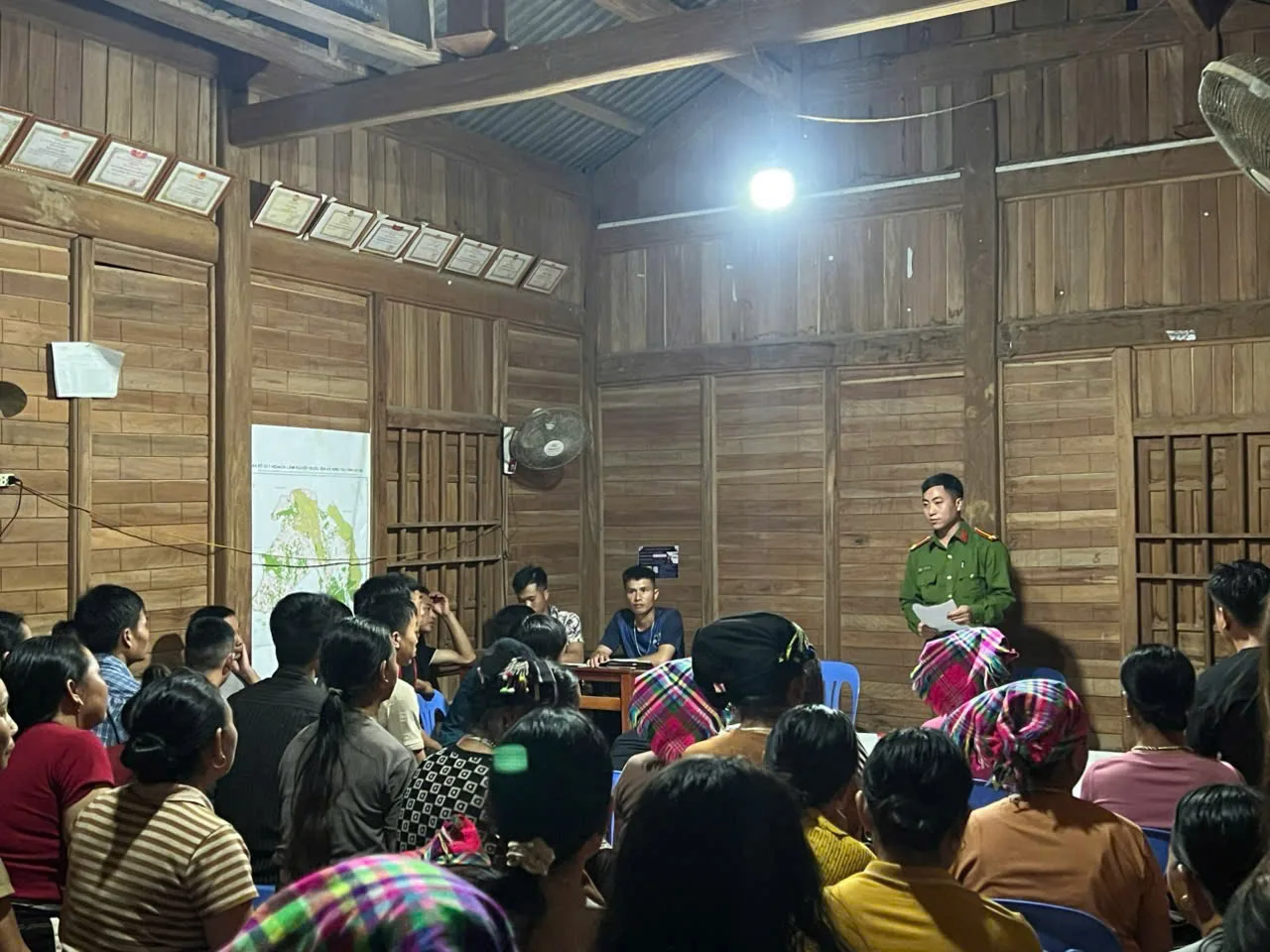 Công an xã Hồng Thu tăng cường công tác tuyên truyền Luật an toàn giao thông đường bộ đến quần chúng nhân dân và hướng dẫn người dân sử dụng Ứng dụng VneTraffic.