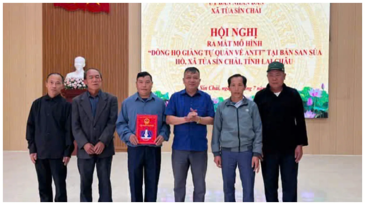 Đồng chí Chủ tịch UBND xã trao Quyết định thành lập mô hình
