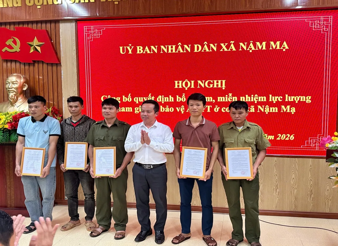 Nậm Mạ công bố quyết định bổ nhiệm, miễn nhiệm lực lượng tham gia Tổ bảo vệ an ninh, trật tự ở cơ sở.