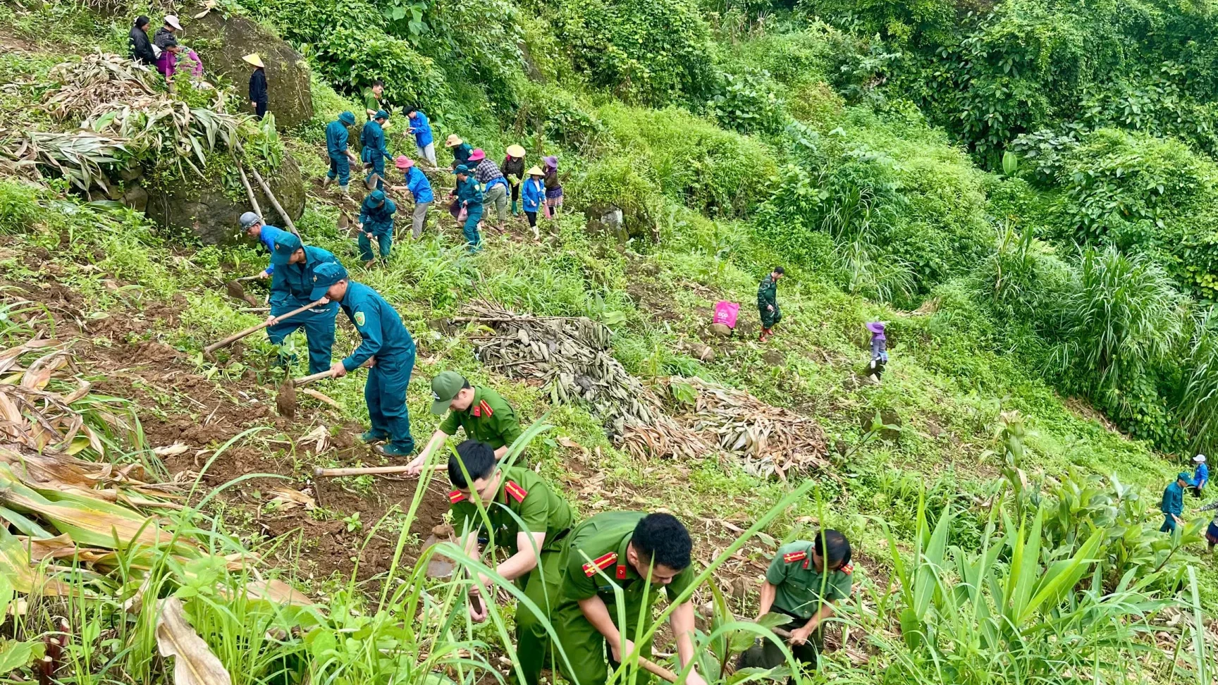 Chi đoàn Công an xã Khun Há lan tỏa đạo lý Uống nước nhớ nguồn qua hoạt động giúp đỡ gia đình thân nhân liệt sĩ sản xuất mùa vụ.