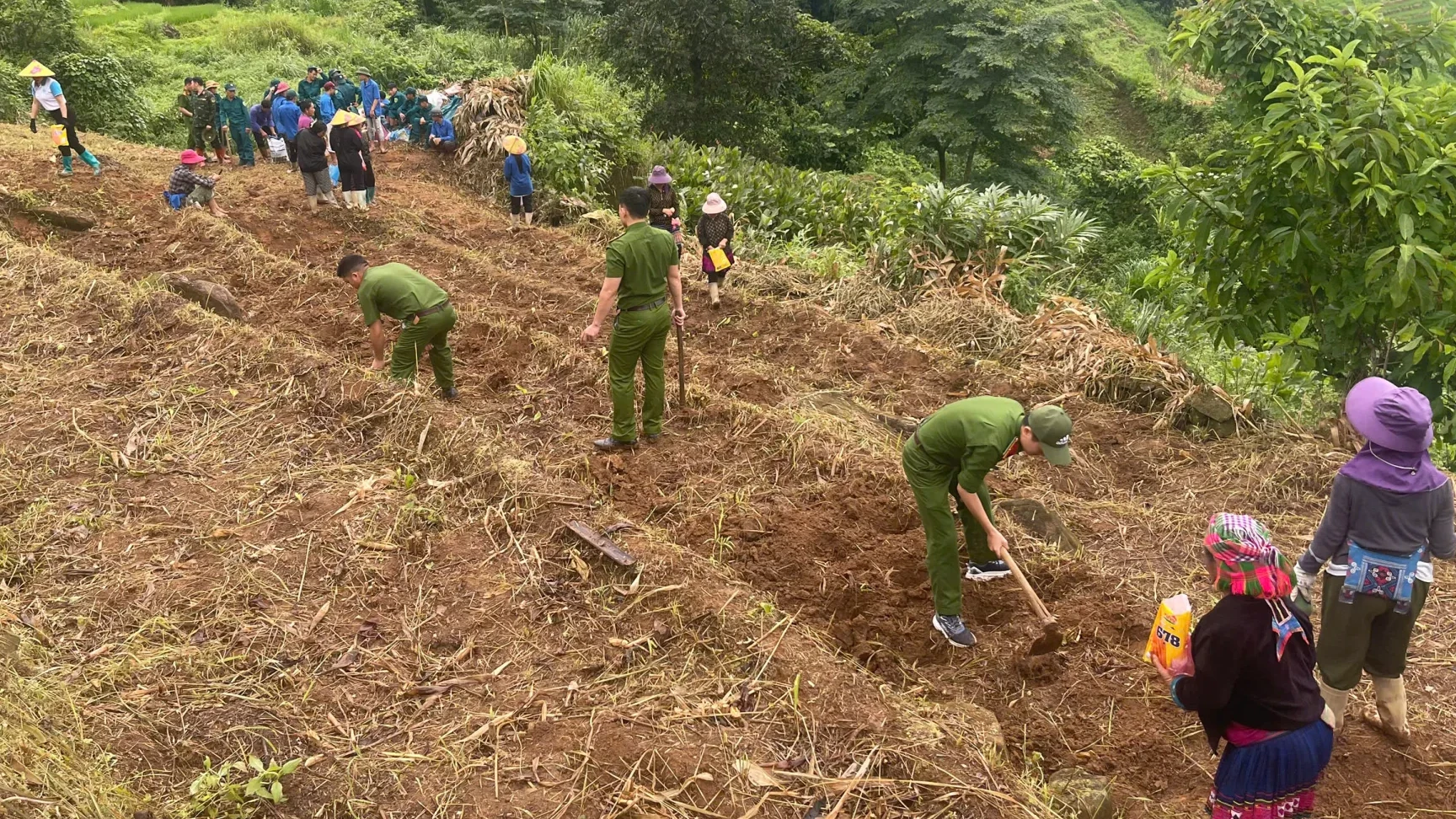 Đoàn viên Chi đoàn Công an xã thực hiện cuốc đất, đánh luống, tra hạt đến bón phân cho hộ gia đình thân nhân liệt sĩ