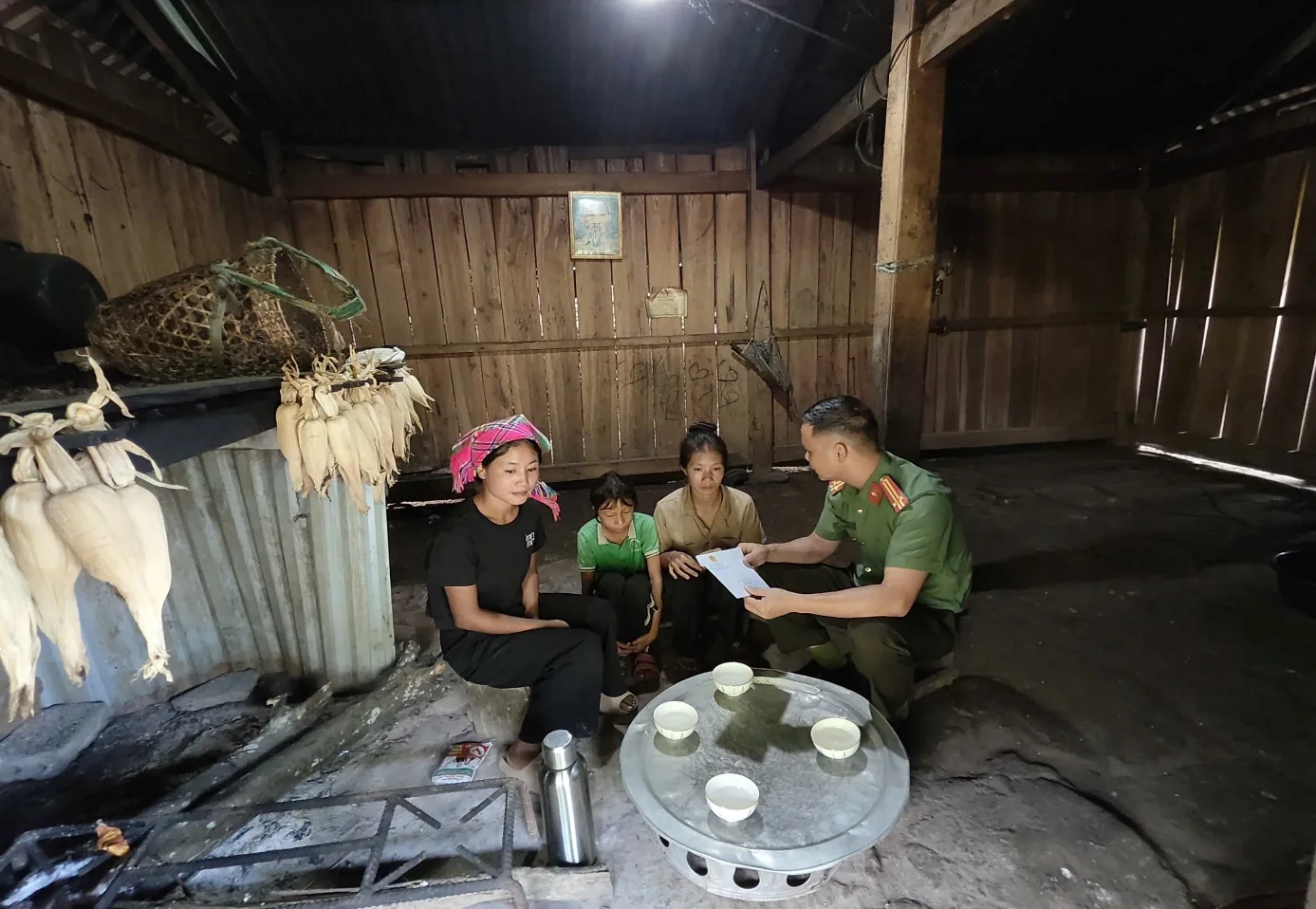 CBCS Công an xã Pa Ủ thăm hỏi, tặng quà thân nhân Liệt sĩ tại bản Hà Xi