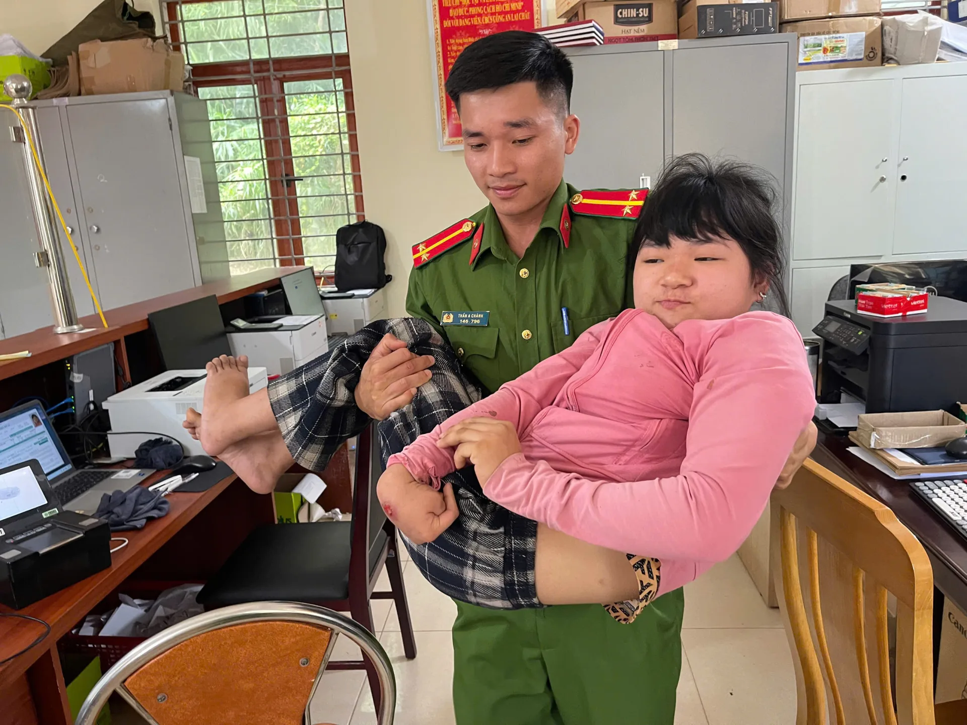 Công an xã Nậm Tăm hỗ trợ cháu Phàn Thị Liền hoàn thiện các thủ tục