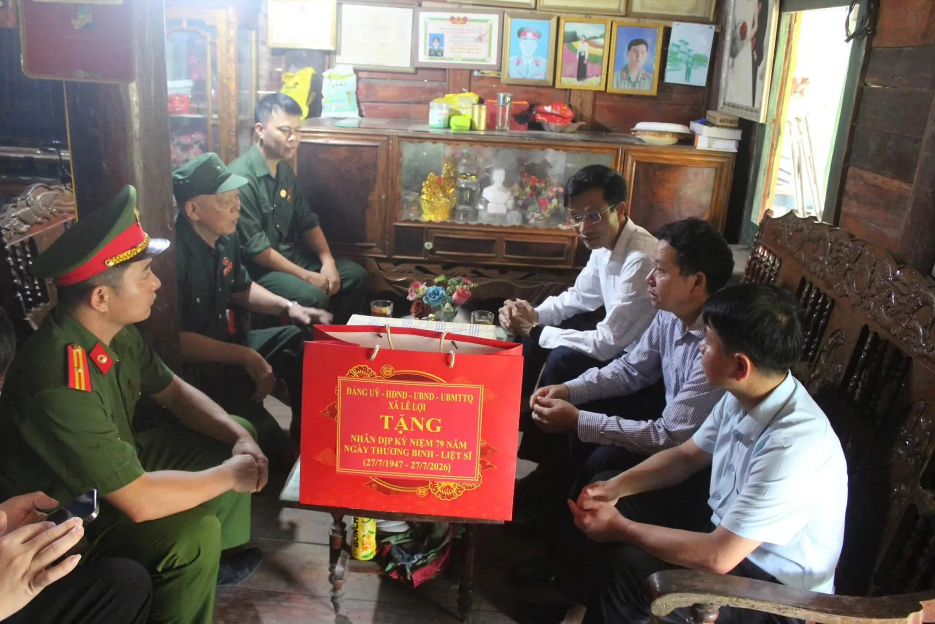 Công an xã Lê Lợi thăm hỏi, tặng quà các gia đình thương binh, liệt sỹ nhân kỷ niệm 79 năm ngày thương binh, liệt sỹ.