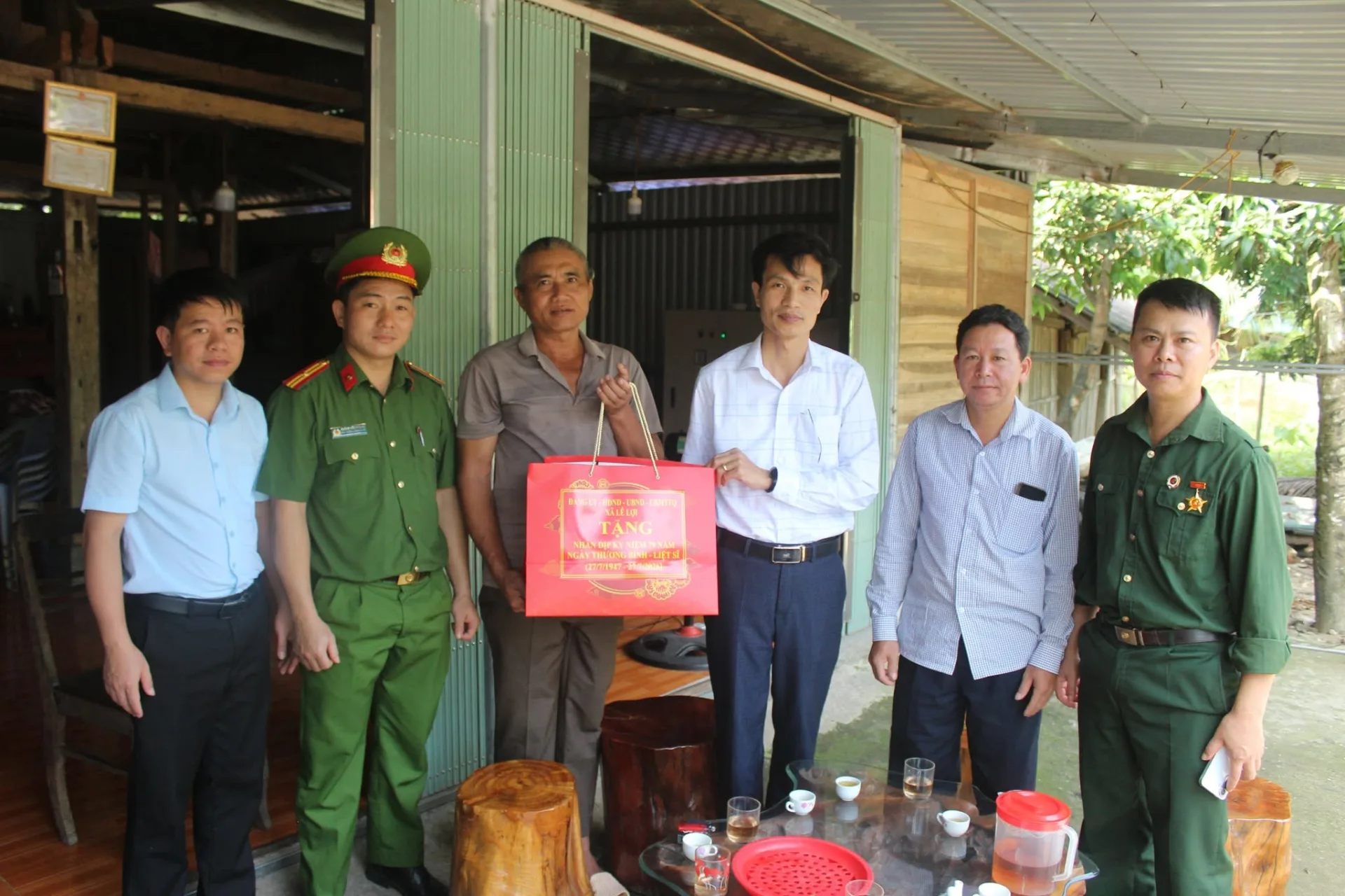 Đoàn công tác tiến hành trao quà cho thân nhân thương binh, liệt sỹ