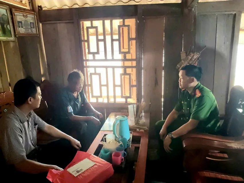 Công an xã Khoen On thăm hỏi, tặng quà người có công và gia đình chính sách nhân dịp 79 năm Ngày Thương binh - Liệt sĩ.