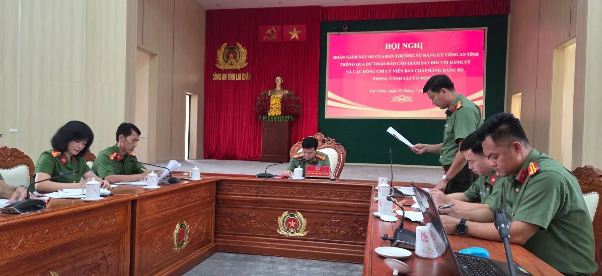 Đồng chí Hoàng Minh Tiến Dũng, Phó Trưởng đoàn giám sát thông qua dự thảo báo cáo giám sát