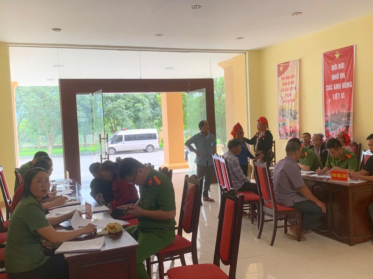 Công an xã Tân Uyên phối hợp, hỗ trợ và tham gia thực hiện thu nhận mẫu sinh phẩm ADN cho thân nhân liệt sĩ chưa xác nhận được thông tin