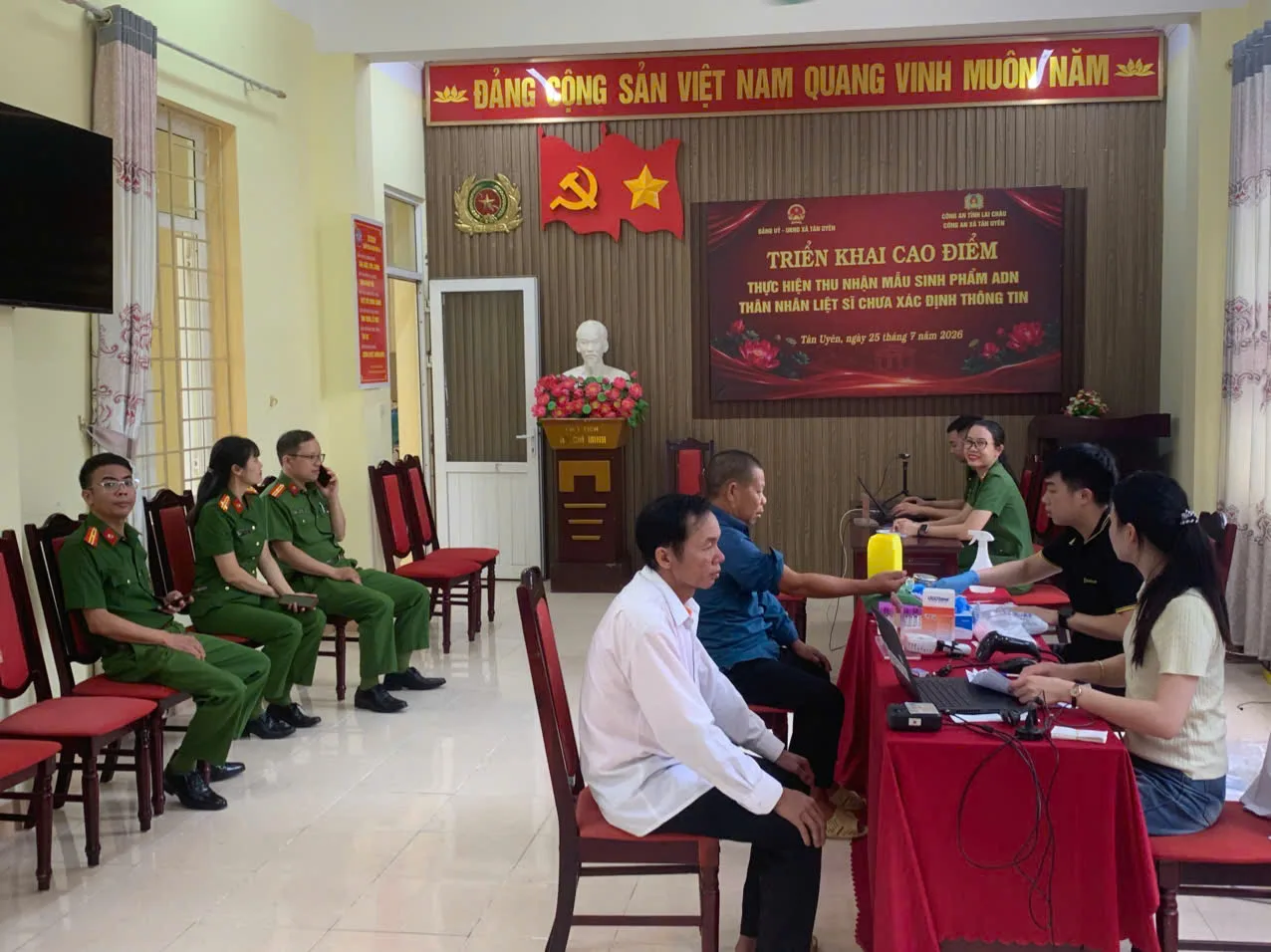 C:\Users\CA\Desktop\năm 2026. máy phụ\Tập ảnh viết tin bài 2026\ảnh lấy AND thân nhân liệt sĩ\1784948325107_2296293535666376248_8668583533119732650_841dcca8e62cb69ef0eceb29838ed91e.jpg