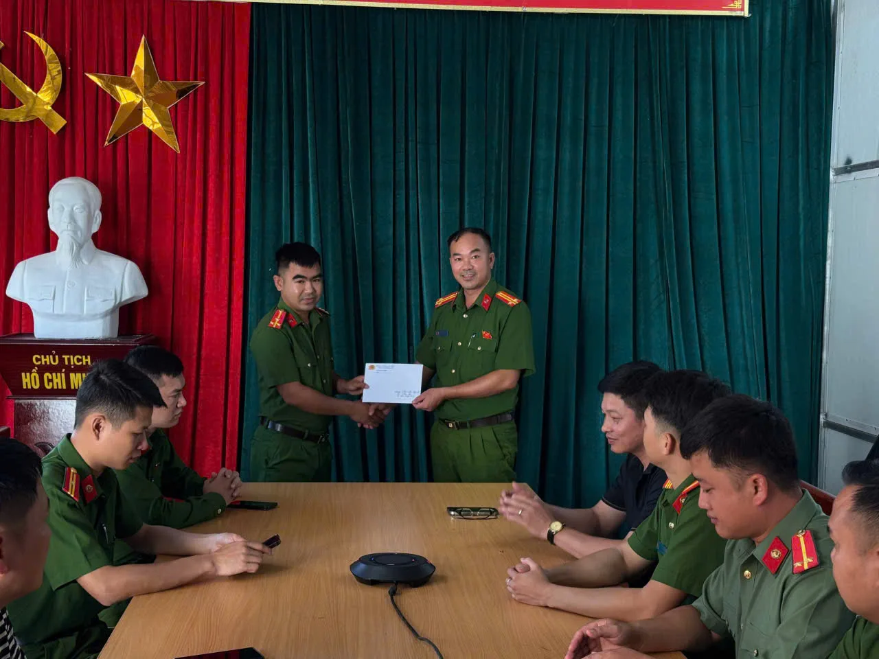 Mường Mô: Vận động ủng hộ thân nhân CBCS bị ảnh hưởng do mưa lũ tại xã Mường Than.