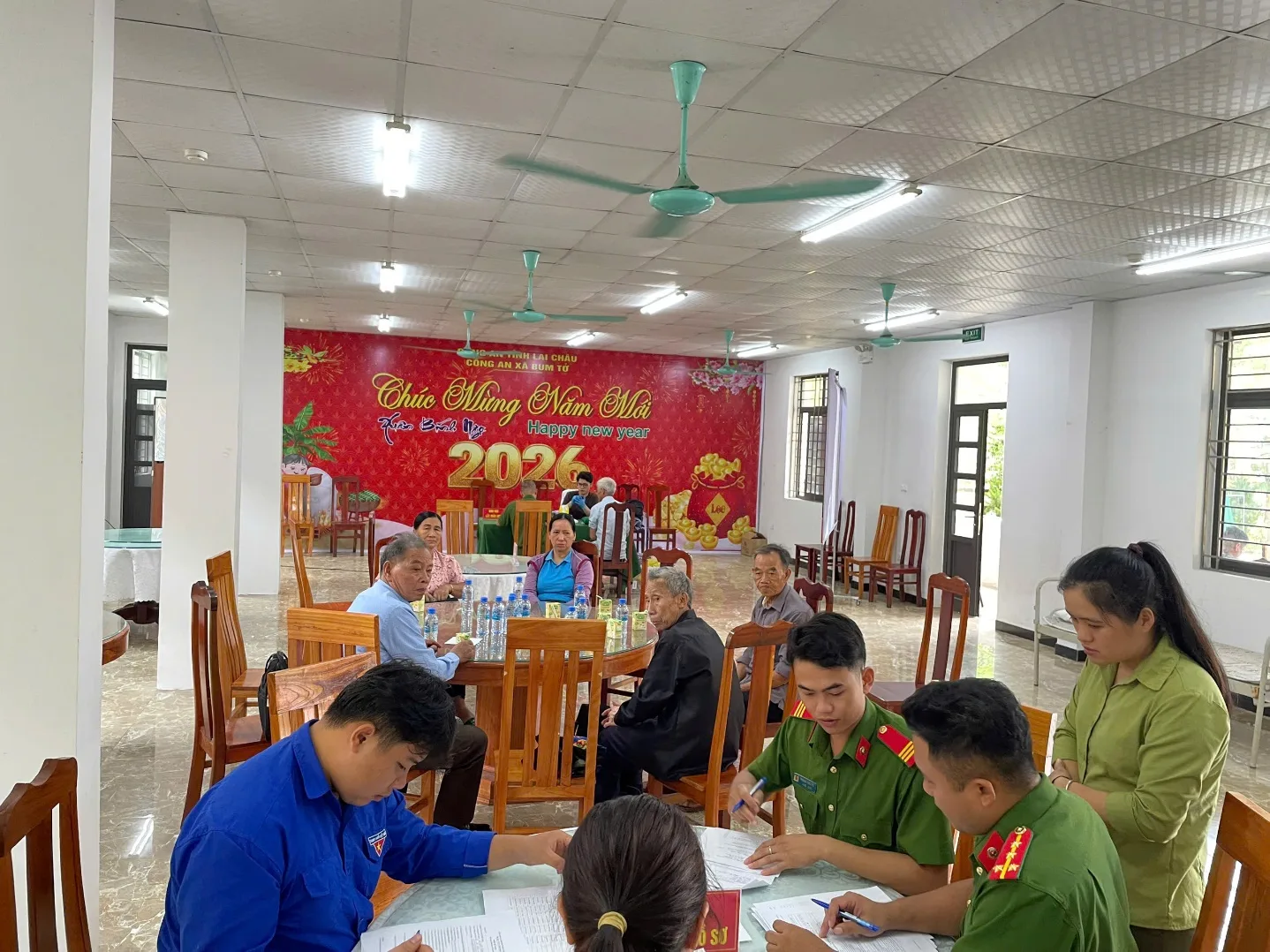 (Lực lượng Công an phối hợp với đoàn công tác chuyên môn hướng dẫn thân nhân kê khai thông tin, đối chiếu giấy tờ, hoàn thiện hồ sơ và thực hiện quy trình lấy mẫu sinh phẩm ADN theo đúng quy định).