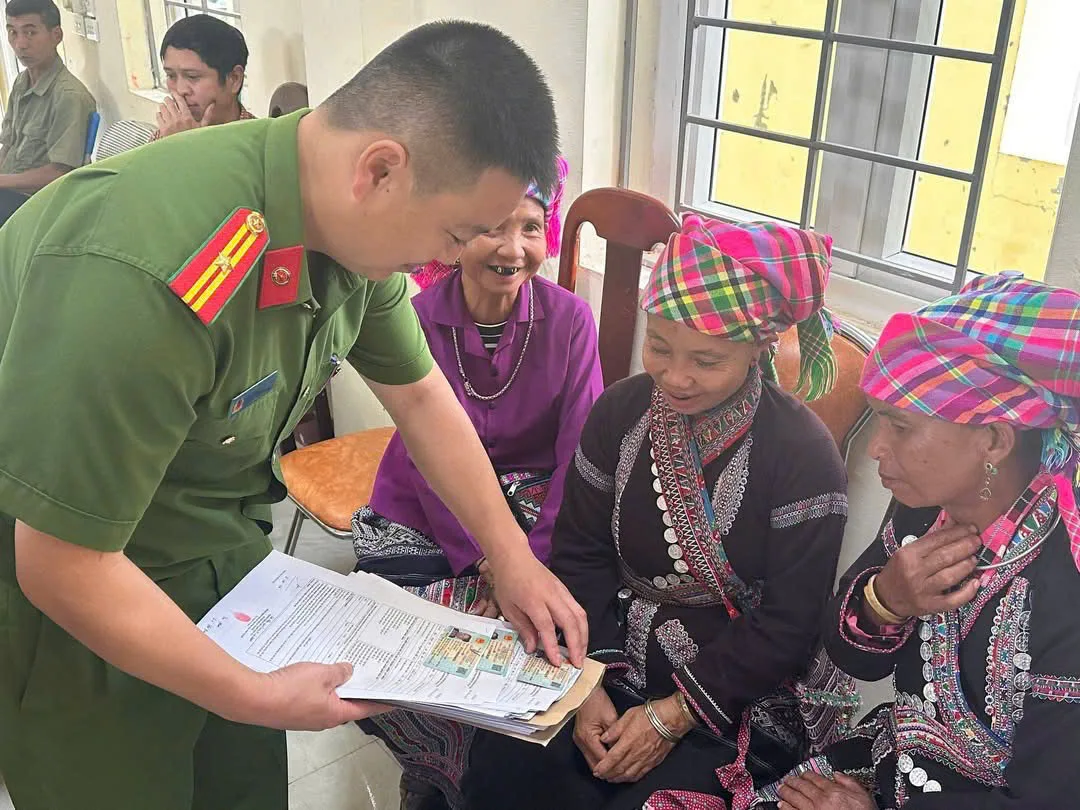 Công an xã Bản Bo thu nhận mẫu ADN phục vụ xác định danh tính hài cốt liệt sĩ còn thiếu thông tin.