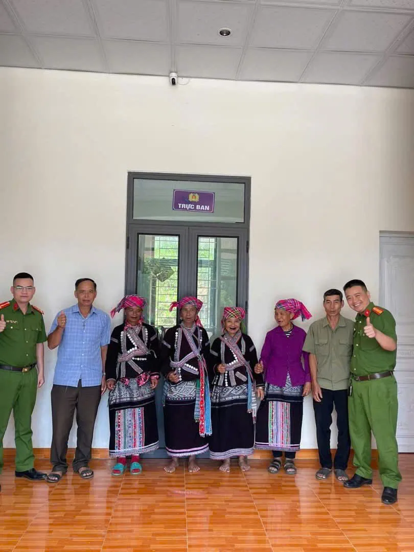 Công an xã Bản Bo tiến hành đưa thân nhân liệt sĩ đi thu nhận mẫu ADN