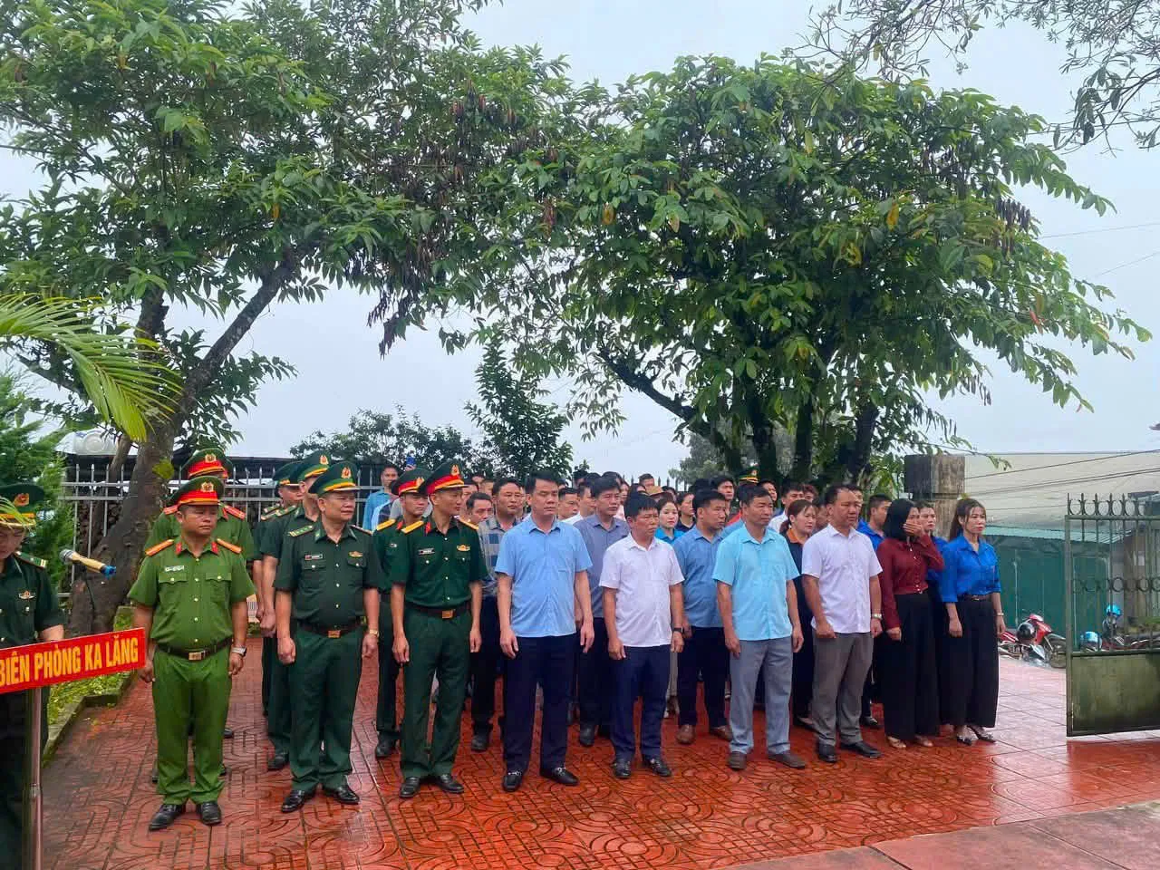 Thu Lũm: Cán bộ, chiến sĩ Công an xã tham gia lễ viếng Nghĩa trang Liệt sĩ nhân kỷ niệm Ngày Thương binh - Liệt sĩ 27/7