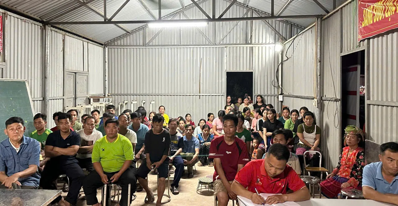 Công an xã Mường Mô tổ chức tuyên truyền, cảnh báo về hệ lụy của tảo hôn tại bản Phiêng Lằn.