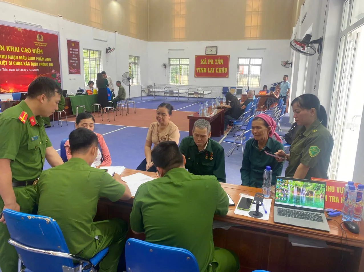 Công an xã Nậm Hàng tận tình hỗ trợ thân nhân liệt sĩ tham gia thu nhận mẫu ADN phục vụ xác định danh tính liệt sĩ chưa xác định thông tin