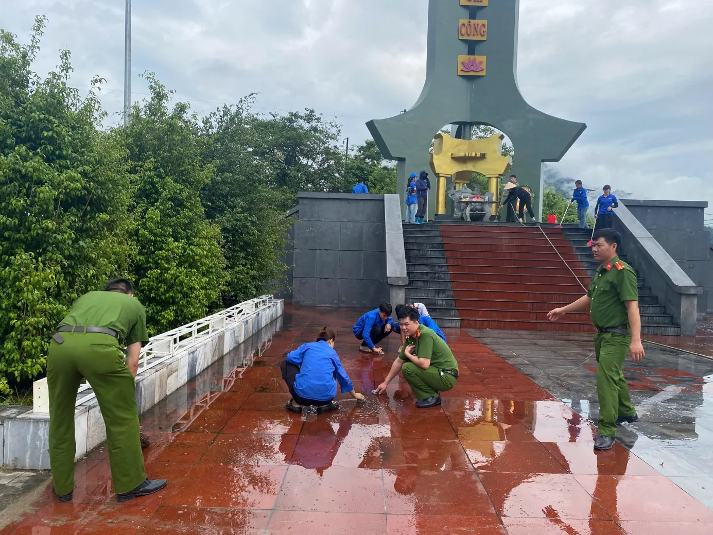 Công an xã Nậm Hàng phối hợp tổ chức dọn vệ sinh Nghĩa trang Liệt sĩ nhân dịp kỷ niệm 79 năm Ngày Thương binh - Liệt sĩ