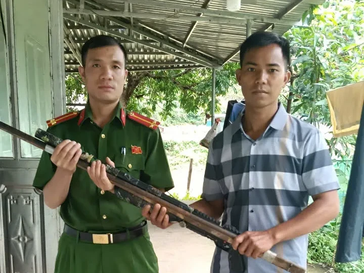 Công an xã Lê Lợi tăng cường vận động thu hồi vũ khí trong nhân dân